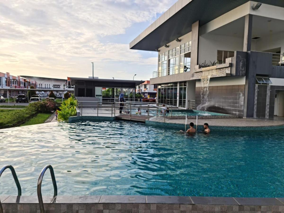 Rhr Deluxe Guesthouse Kinarut Papar Sabah - Pool View Exteriér fotografie